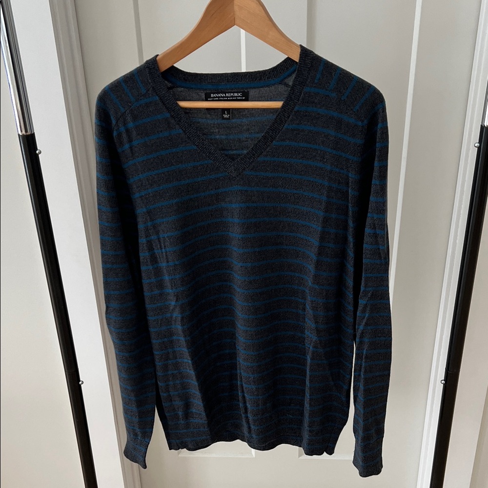 Banana Republic Men's V-Neck Sweater - Gray with blue Stripes